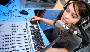 5 Cara Jitu Menulis Naskah Berita Radio